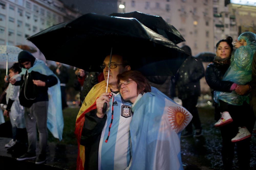 Argentinienii sunt in stare de orice pentru a-l face pe Messi sa revina la nationala. Imagini incredibile: pe o ploaie torentiala, mii de oameni au iesit in strada_2