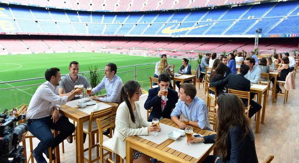 "The Balcony", ultima afacere a Barcelonei! Luna aceasta, suporterii ies la bere la iarba verde de pe Camp Nou FOTO_1