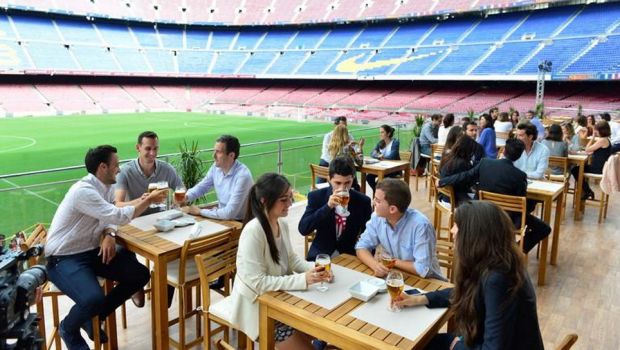 
	&quot;The Balcony&quot;, ultima afacere a Barcelonei! Luna aceasta, suporterii ies la bere la iarba verde de pe Camp Nou FOTO
