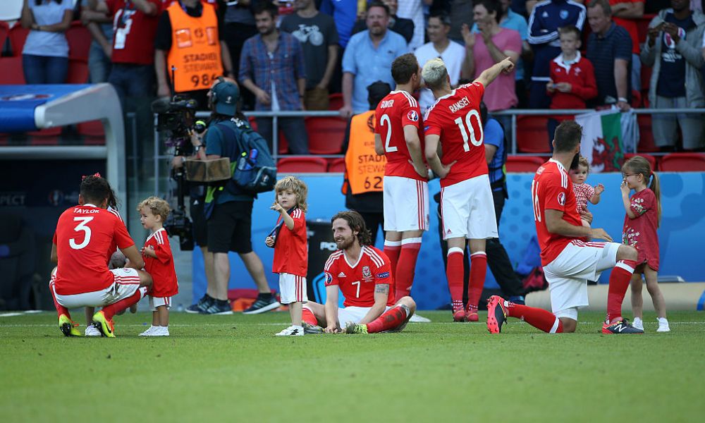 UEFA, nu FI REA! :) Seful turneului a interzis invadarea terenului de catre copiii jucatorilor galezi! E Euro, nu party de familie! GALERIE FOTO_9