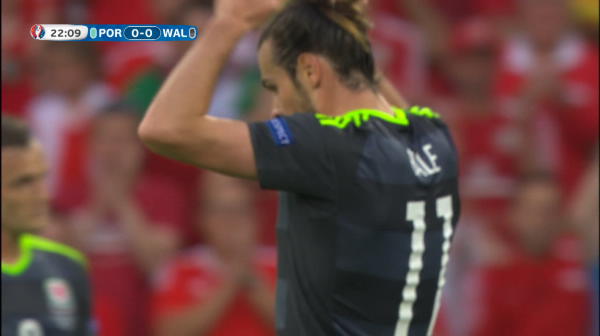 VIDEO Bale suteaza periculos de la distanta, portarul Portugaliei retine