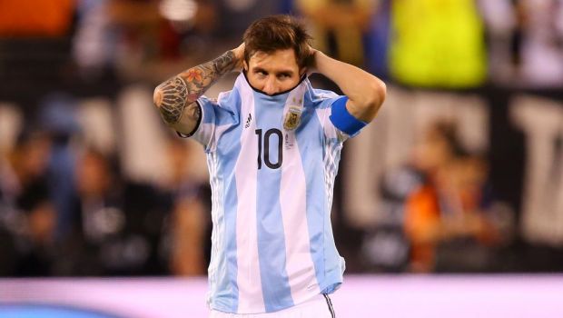 
	Mingea cu care Messi a ratat penaltyul din finala Copei America, la ultimul sau meci pentru Argentina, scoasa la licitatie. Care e suma de pornire
