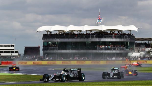 
	Hamilton, campion la Silverstone! A revenit la 4 puncte in spatele lui Rosberg in clasamentul F1
