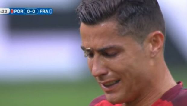 
	CE DESTIN, CE DRAMA, CE POVESTE! Cristiano Ronaldo iese plangand de pe teren pentru a doua oara in cariera intr-o finala de campionat european! Momente sfasietoare cu Franta. VIDEO
