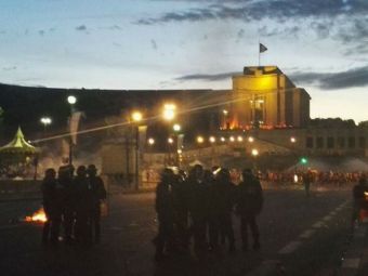 
	Sarbatoare pe Stade de France, BATAI pe strazi! Imagini incredibile cu gaze lacrimogene si TUNURI cu apa! Politia s-a batut cu fanii. VIDEO
