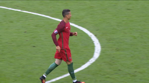 Cristiano Ronaldo isi arunca banderola pe teren si e scos pe targa de pe teren