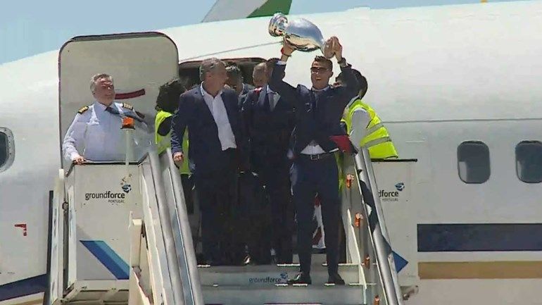 A venit Cupaaaaa | Cristiano Ronaldo & Co s-au intors acasa si vor defila cu trofeul prin capitala, pana la Palatul Prezidential. Mii de fani sunt asteptati pe traseu_1
