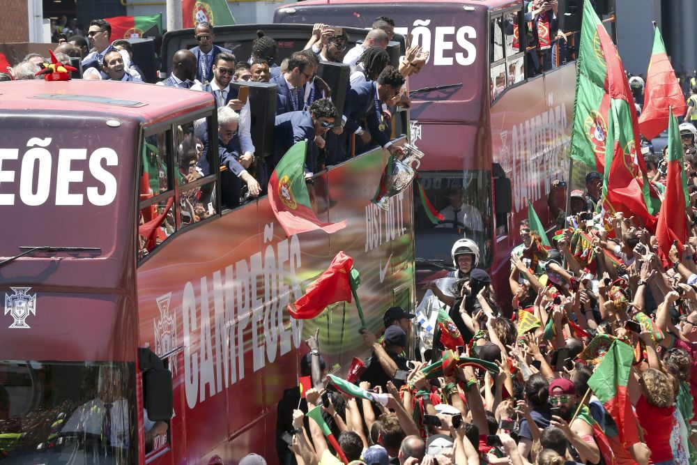 A venit Cupaaaaa | Cristiano Ronaldo & Co s-au intors acasa si vor defila cu trofeul prin capitala, pana la Palatul Prezidential. Mii de fani sunt asteptati pe traseu_5