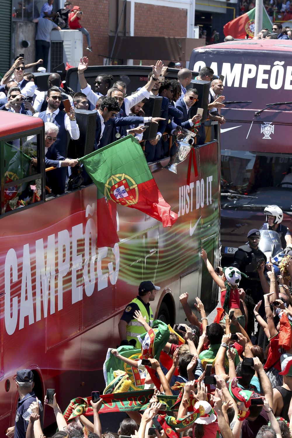 A venit Cupaaaaa | Cristiano Ronaldo & Co s-au intors acasa si vor defila cu trofeul prin capitala, pana la Palatul Prezidential. Mii de fani sunt asteptati pe traseu_6