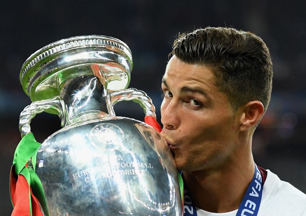 Cristiano, premiat cu un "Glob de Aur" dupa show-ul din finala EURO. Portughezul, castigator alaturi de LeBron James. Sir Alex: "E cel mai bun fotbalist al generatiei sale"&_3