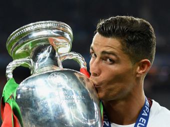 
	Cristiano, premiat cu un &quot;Glob de Aur&quot; dupa show-ul din finala EURO. Portughezul, castigator alaturi de LeBron James. Sir Alex: &quot;E cel mai bun fotbalist al generatiei sale&quot;&