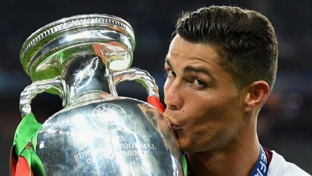 
	Cristiano, premiat cu un &quot;Glob de Aur&quot; dupa show-ul din finala EURO. Portughezul, castigator alaturi de LeBron James. Sir Alex: &quot;E cel mai bun fotbalist al generatiei sale&quot;&