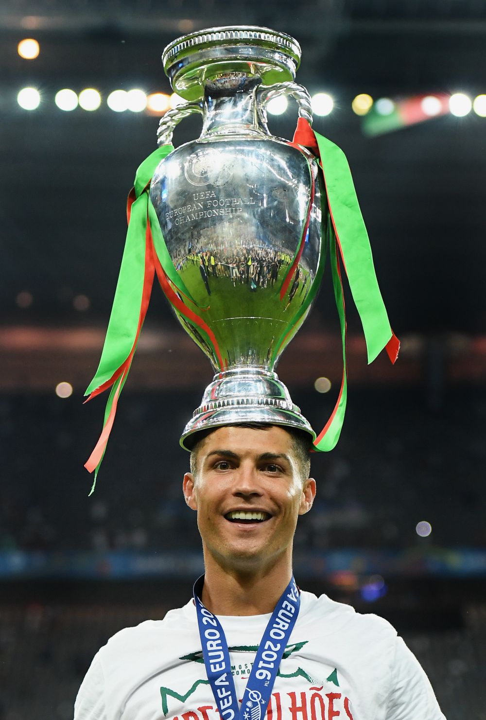 Cristiano, premiat cu un "Glob de Aur" dupa show-ul din finala EURO. Portughezul, castigator alaturi de LeBron James. Sir Alex: "E cel mai bun fotbalist al generatiei sale"&_4
