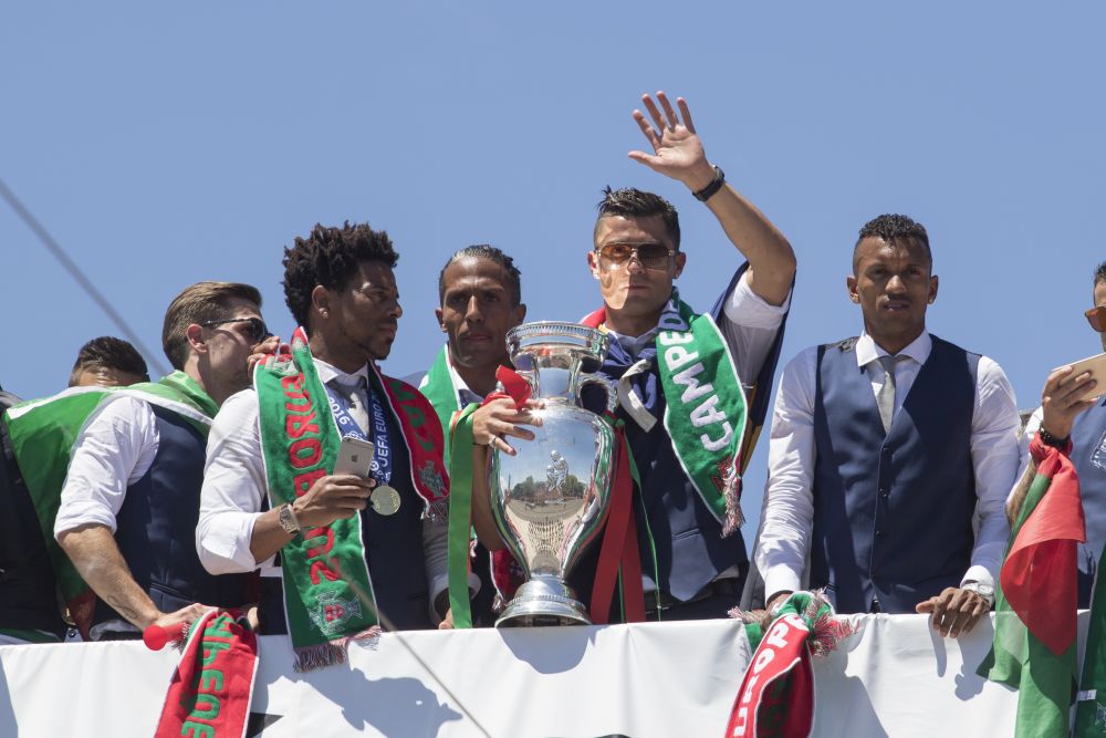 Cristiano, premiat cu un "Glob de Aur" dupa show-ul din finala EURO. Portughezul, castigator alaturi de LeBron James. Sir Alex: "E cel mai bun fotbalist al generatiei sale"&_5