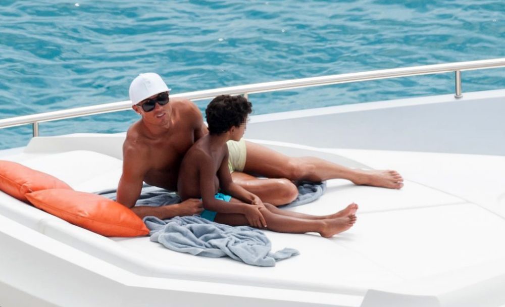 Imagini superbe cu Ronaldo in rolul de tata. Portughezul se reface alaturi de fiul sau si de familie pe un yacht - GALERIE FOTO_3