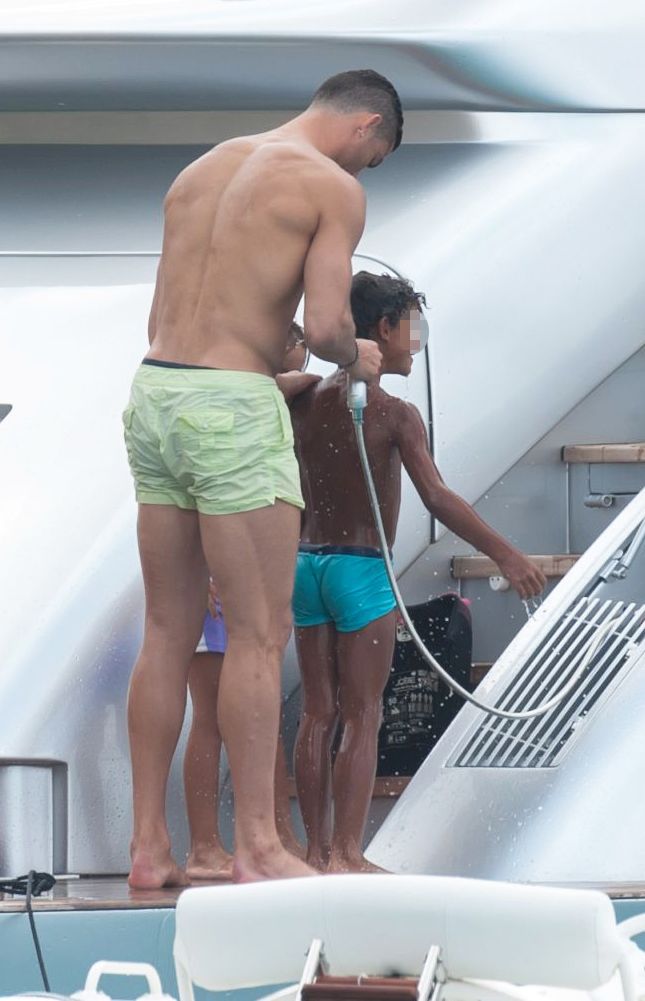 Imagini superbe cu Ronaldo in rolul de tata. Portughezul se reface alaturi de fiul sau si de familie pe un yacht - GALERIE FOTO_4