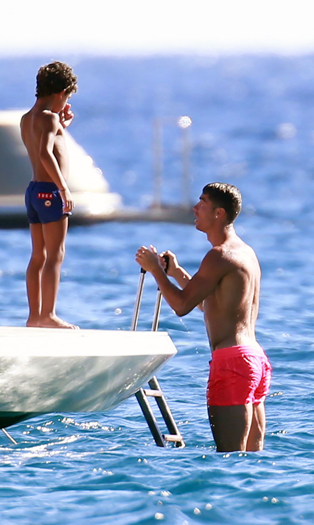 Imagini superbe cu Ronaldo in rolul de tata. Portughezul se reface alaturi de fiul sau si de familie pe un yacht - GALERIE FOTO_6