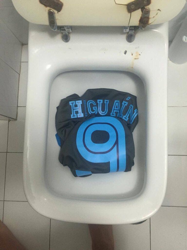 TRADAREA anului in fotbal! Tricoul lui Higuain a ajuns la WC, dupa ce starul lui Napoli e la un pas sa semneze cu Juventus_2