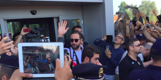 NEBUNIE LA TORINO! Higuain a aterizat dupa ce s-a transferat oficial la Juventus! Cum a fost primit_2