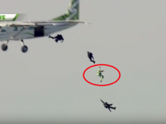
	Nebunie, imagini incredibile, ISTORIE! El este primul om care sare din avion, de la 7600 de metri altitudine, FARA PARASUTA! Cum a aterizat VIDEO
