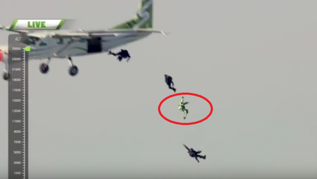 
	Nebunie, imagini incredibile, ISTORIE! El este primul om care sare din avion, de la 7600 de metri altitudine, FARA PARASUTA! Cum a aterizat VIDEO
