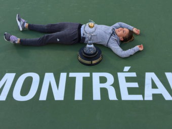 
	POZA ZILEI: Simona Halep, alaturi de trofeul castigat la Montreal! De astazi, romanca e pe locul 3 mondial. Simona e in Top 10 de 917 zile
