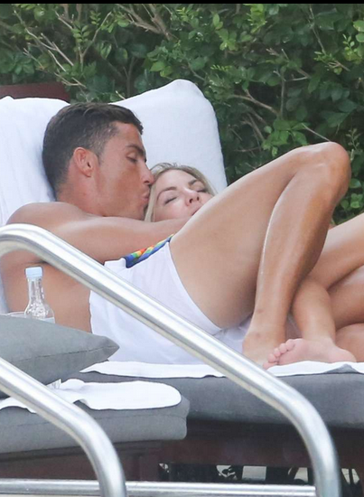 FOTO Scene fierbinti cu Ronaldo si o blonda misterioasa la piscina in Miami! Cum se distreaza portughezul dupa victoria de la EURO_2