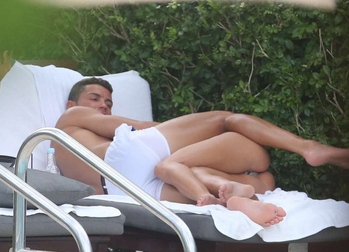 FOTO Scene fierbinti cu Ronaldo si o blonda misterioasa la piscina in Miami! Cum se distreaza portughezul dupa victoria de la EURO_4