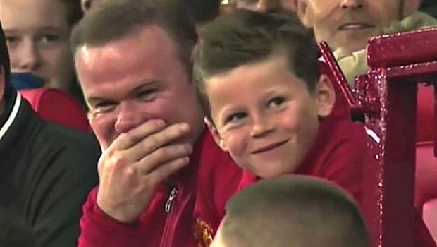 
	Rooney si fiul sau nu s-au mai putut abtine pe banca! Un star de 30 de milioane de la United s-a facut de ras! VIDEO

