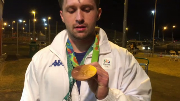
	INTERVIU cu surpriza Romaniei la Rio, Gabriel Sincraian, BRONZ la haltere: &quot;Am palmele rupte! Am ridicat 15 tone pe zi pentru aceasta medalie!&quot; Cum arata palmele lui. SUPER imagini 
