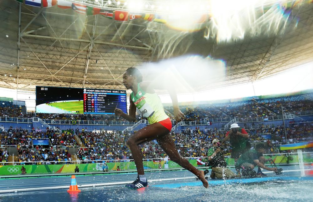 Imagine UNICA la Rio! Atleta care a alergat DESCULTA la 3000m, dupa ce si-a pierdut gheata pe pista! Ce s-a intamplat la final va intra in istorie_5