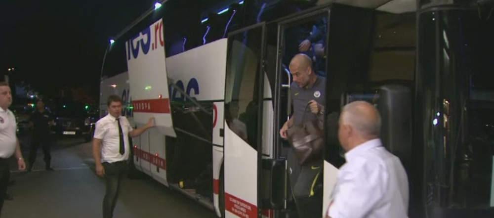 Guardiola la bagaje! :) A trebuit sa dea la o parte TOT ca sa-si poata lua valiza. Primele imagini cu Manchester City in Romania_1