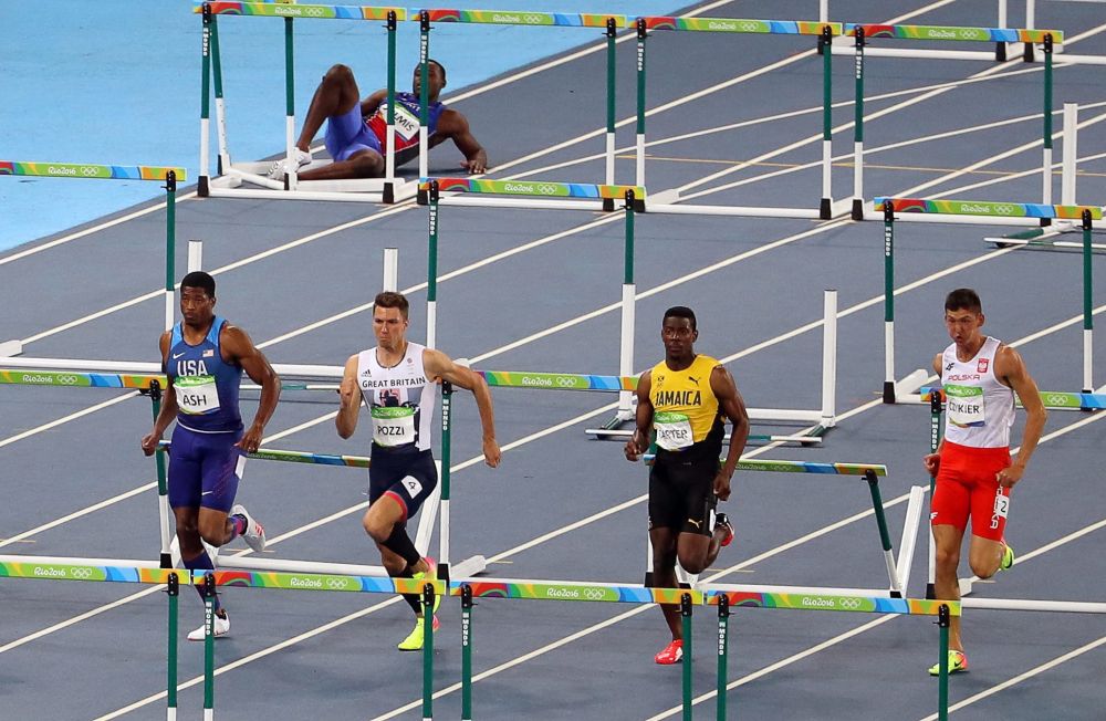 Imagini incredibile la Rio! Ce a patit acest atlet la 110 metri garduri, dupa ce l-a imitat pe BOLT in startul cursei :))_1