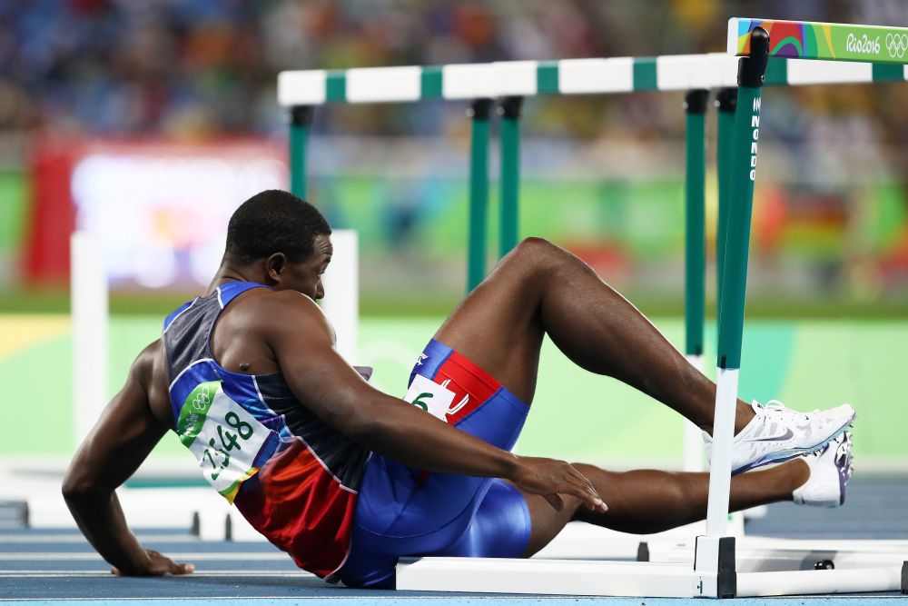 Imagini incredibile la Rio! Ce a patit acest atlet la 110 metri garduri, dupa ce l-a imitat pe BOLT in startul cursei :))_3