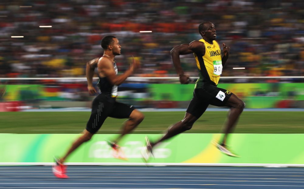 A FACUT-O DIN NOU! Moment incredibil cu Bolt in semifinala la 200 metri! A incetinit ca sa-si astepte rivalul de pe 2! Ce i-a zis_3