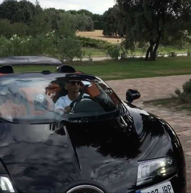 Imagini senzationale! Cum arata noul Bugatti Veyron de 2 mil euro cu care Cristiano Ronaldo a venit la antrenamentul Realului. Are 19 super masini in garaj_2