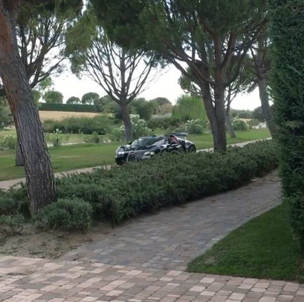 Imagini senzationale! Cum arata noul Bugatti Veyron de 2 mil euro cu care Cristiano Ronaldo a venit la antrenamentul Realului. Are 19 super masini in garaj_4