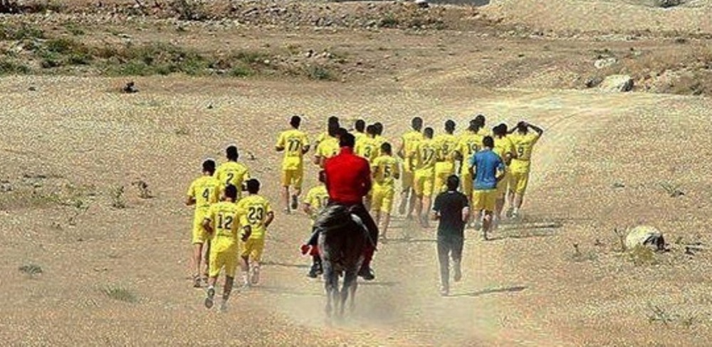Scene halucinante in fotbal! Primul club care isi trimite fotbalistii sa alerge prin DESERT! Antrenorul i-a alergat pe un cal :))_2