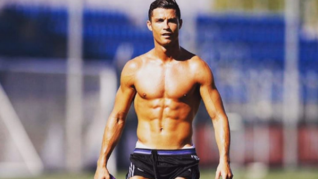 
	Cristiano Ronaldo a revenit la antrenamente dupa mai bine de o luna de pauza: portughezul s-a dezbracat ca sa arate ca e inca in forma :)
