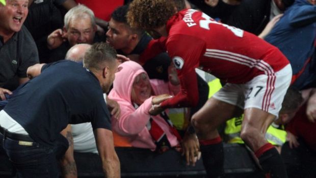 
	Scene nebune in Premier League! In loc sa se bucure la gol, Fellaini a salvat o femeie STRIVITA de fani in tribuna! FOTO&nbsp;
