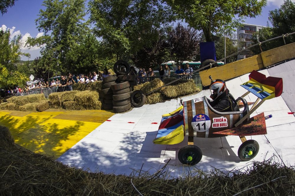 40 de masini artizanale au defilat in acest week-end in fata a peste 15,000 de oameni la cea a doua editie a Red Bull Soapbox Race din Romania_2