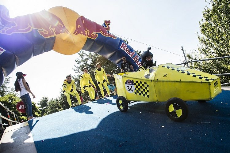 40 de masini artizanale au defilat in acest week-end in fata a peste 15,000 de oameni la cea a doua editie a Red Bull Soapbox Race din Romania_9
