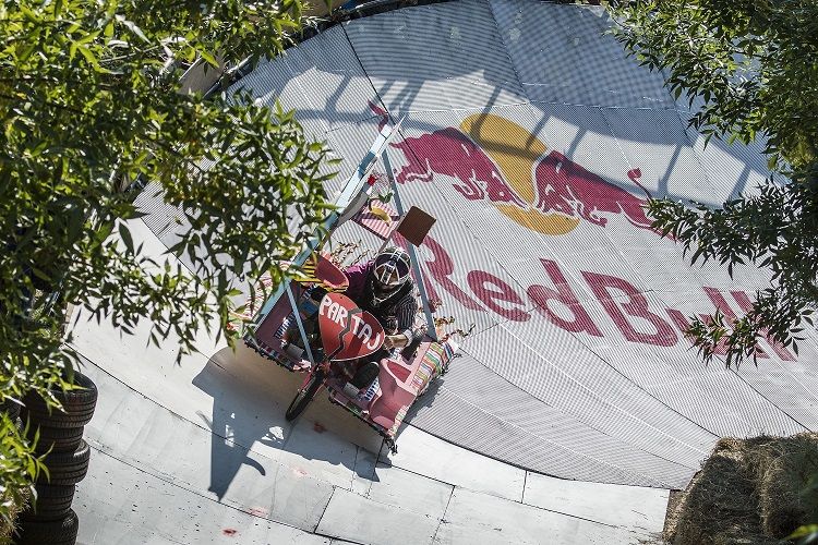 40 de masini artizanale au defilat in acest week-end in fata a peste 15,000 de oameni la cea a doua editie a Red Bull Soapbox Race din Romania_11