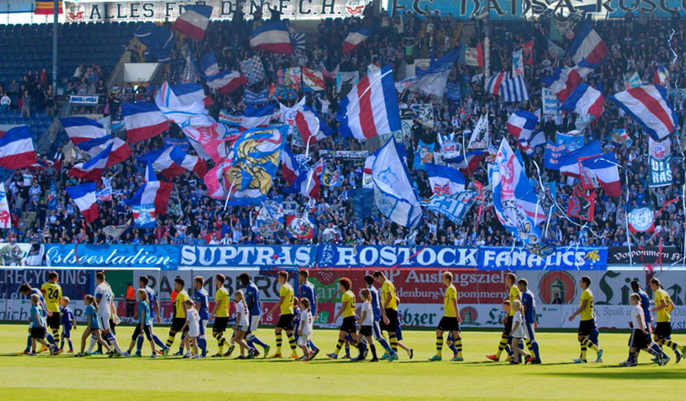 Imagine socanta in Germania! Ce banner au afisat fanii Hansei Rostock la 15 ani de la atentatele din SUA. FOTO_2