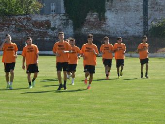 
	Cum se transforma cea mai SLABA echipa din Romania: Soimii Pancota, formatia cu golaveraj 1-56 dupa 5 meciuri, are antrenori italieni si fotbalisti din Senegal si Honduras
