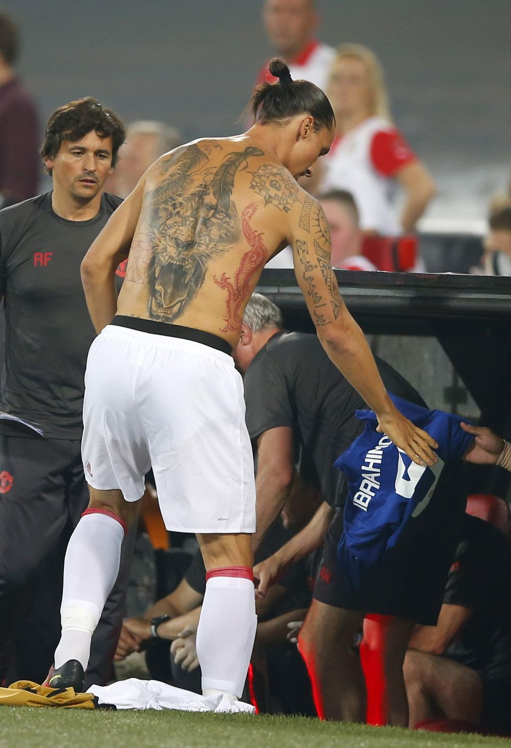N-a mai marcat, dar a atras toate privirile cand a intrat! Ce tatuaj IMENS si-a facut Zlatan pe spate. FOTO_3