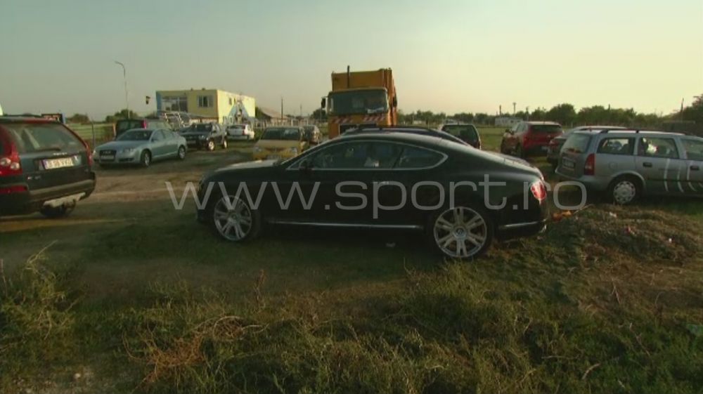 Aparitie uluitoare in Liga a 3-a din Romania. Cine a venit la meci in acest Bentley de 200.000 de euro - FOTO_1