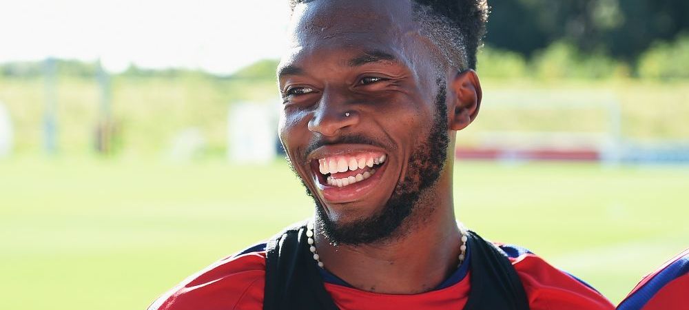 Ce aroganta! Cu ce masina de lux se duce Sturridge la supermarket :) Costa 250.000 euro