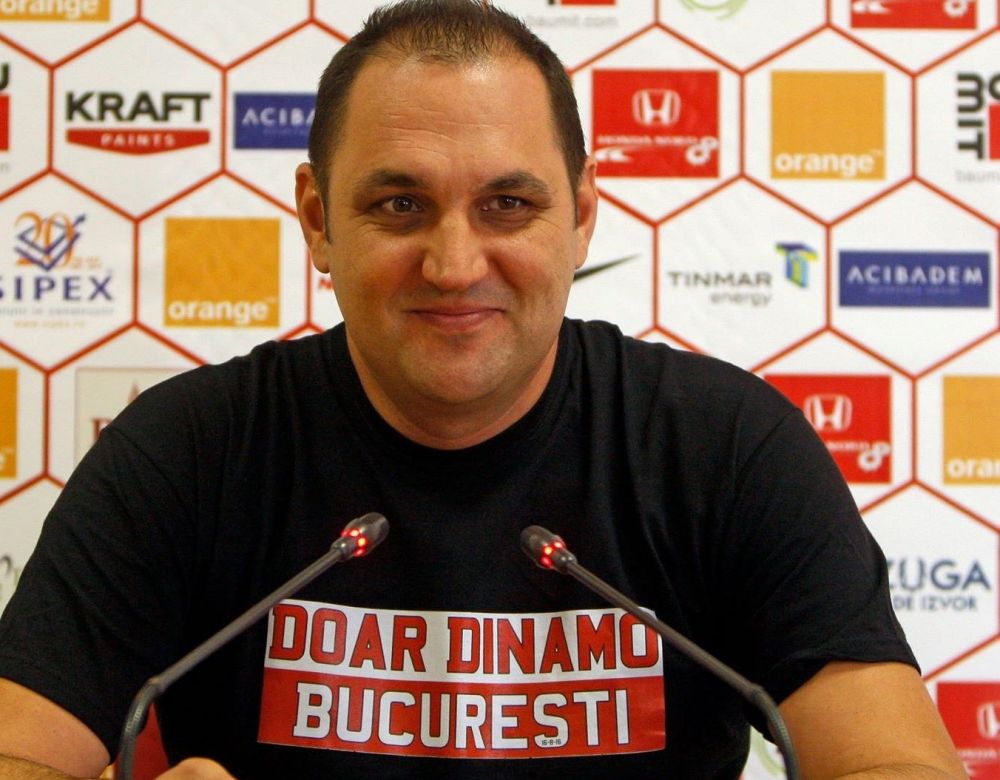 Dinamovistii continua campania inceputa prin coregrafia-farsa de la Steaua - City. Ce oficial a aparut cu tricoul "Doar Dinamo Bucuresti"_1
