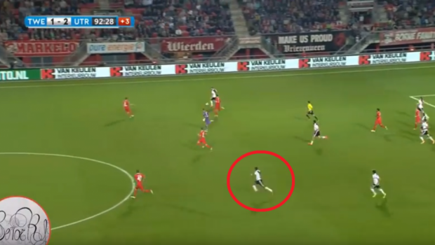 
	Nu clipi, ca ratezi golul! :) Cursa incredibila a unui atacant de la Ajax: a alergat 100 metri in 10.96 secunde si a dat gol | VIDEO
